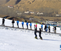 12月12日，來自青海省內外的上千名滑雪愛好者齊聚青海省海東市樂都區瞿曇國際滑雪場，揭開2017-2018年青海省……