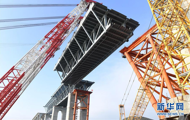 平潭海峽公鐵兩用大橋首跨3400噸鋼桁梁成功架設