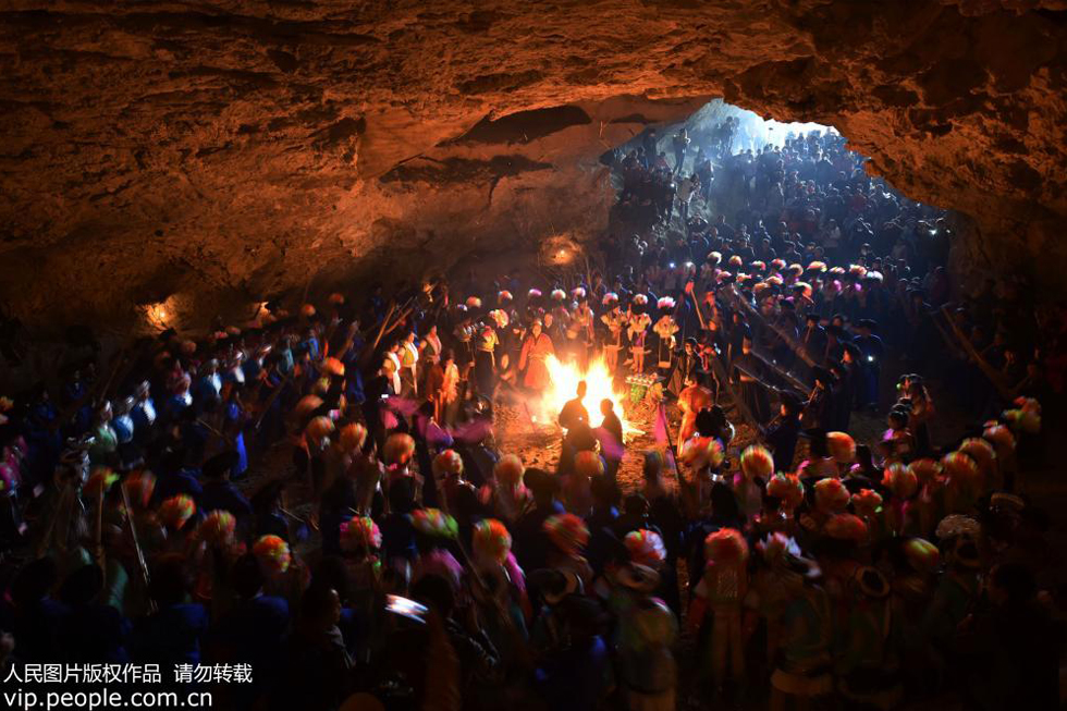 贵州龙里：苗族同胞“跳洞”祭祀闹新春