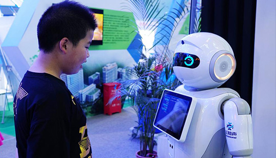 在數字中國建設成果展，小朋友與智能機器人交流，體驗數字生活